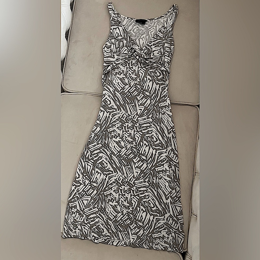 BCBG MAXAZRIA long printed soft pattern, white and gray body con summer dress